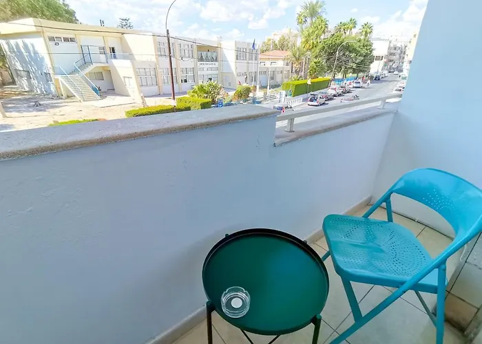 ホームステイ Central Square Nomadic ラルナカ